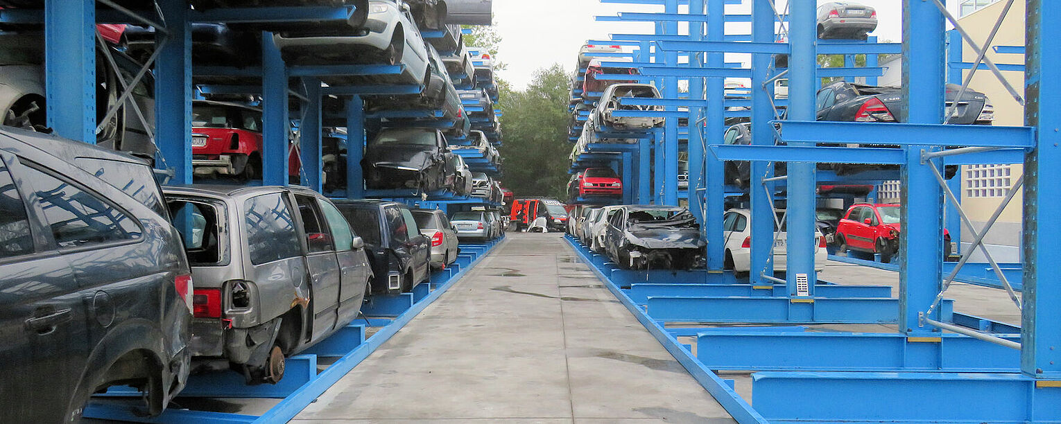 [Translate "Czech Republic"] Cantilever racking Car dismantler