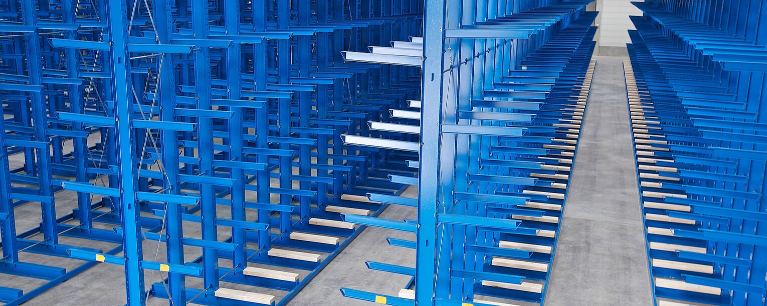 [Translate "Czech Republic"] Cantilever racking for narrow aisle